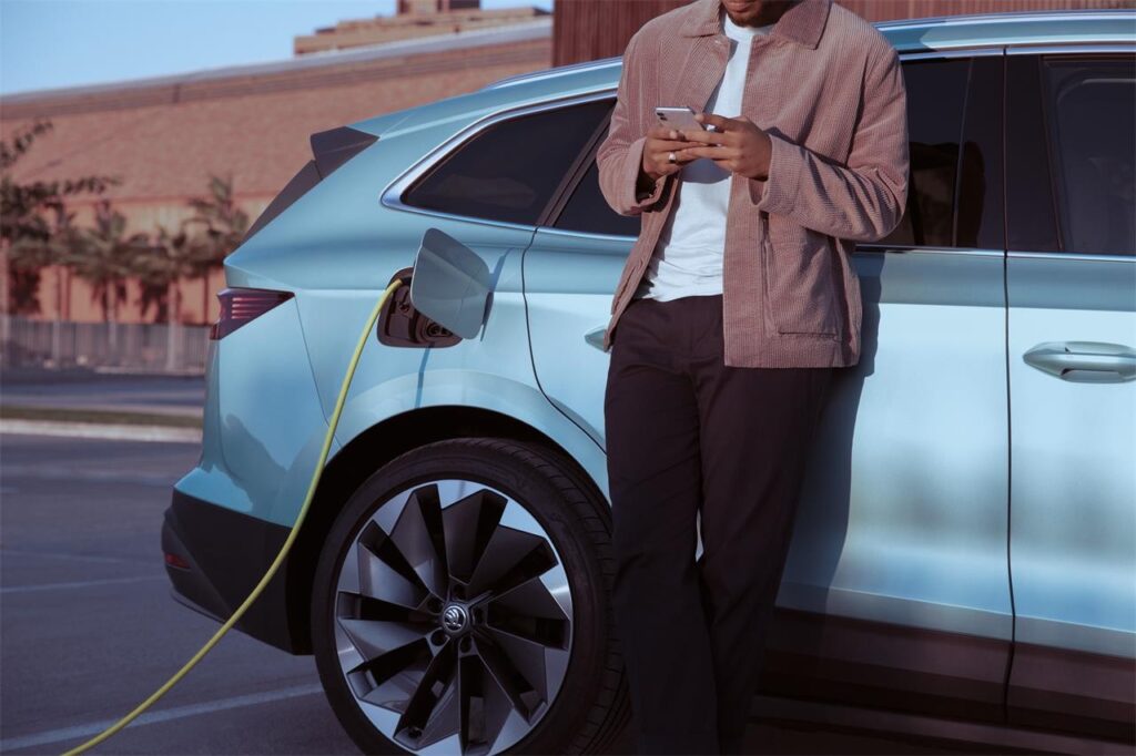 Ilustrační foto - nabíjení elektromobilu Škoda ENYAQ iV
