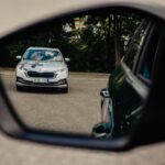 Kolemjedoucí auto v levé polovině zrcátka.