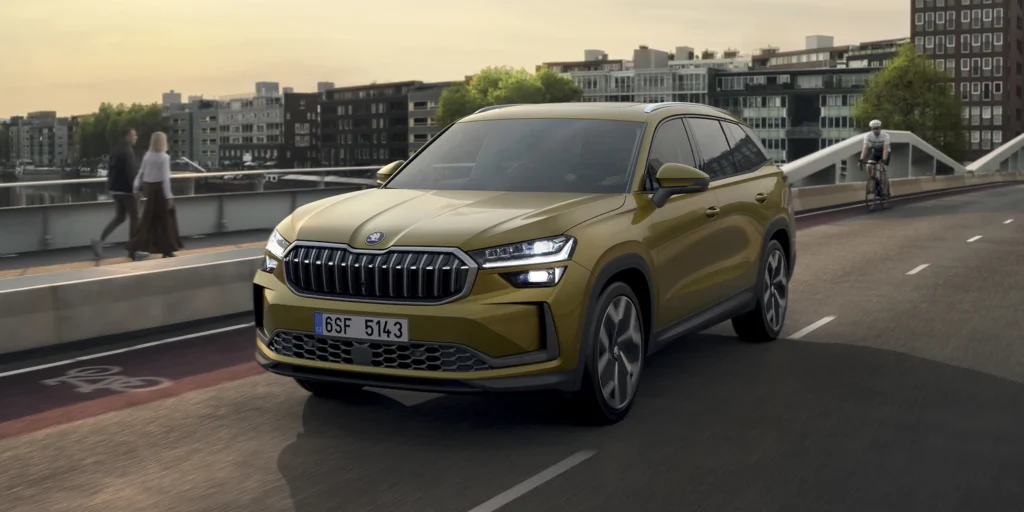 Kodiaq si zachoval svoji robustnost, kterou doplňují 20" kola z lehké slitiny a prosvětlená maska chladiče